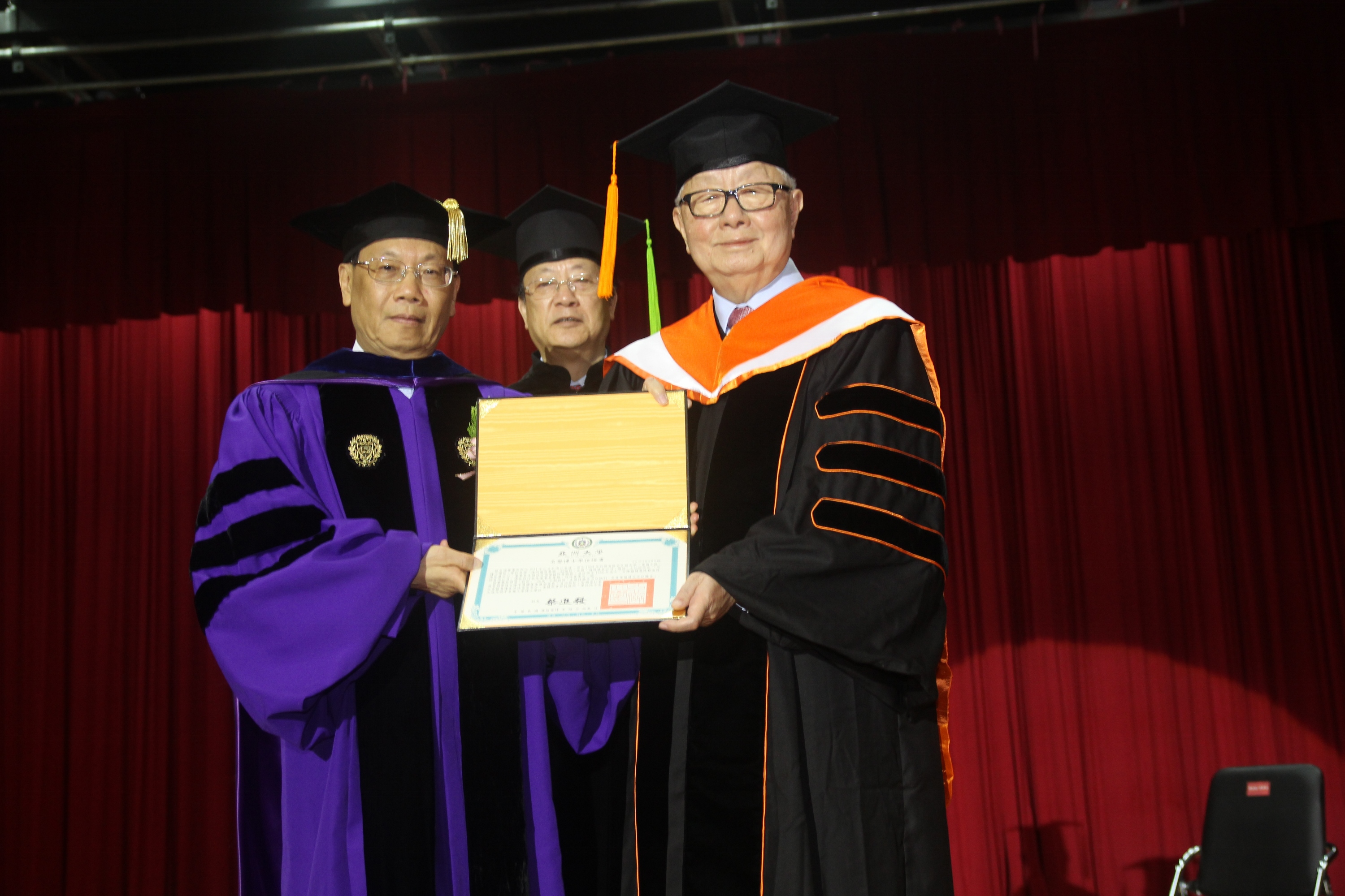 亞洲大學頒授名譽博士給台積電董事長張忠謀(右)