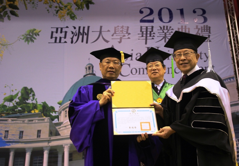 亞洲大學創辦人蔡長海(中)、校長蔡進發(左)頒授名譽博士學位給遠見雜誌創辦人高希均博士