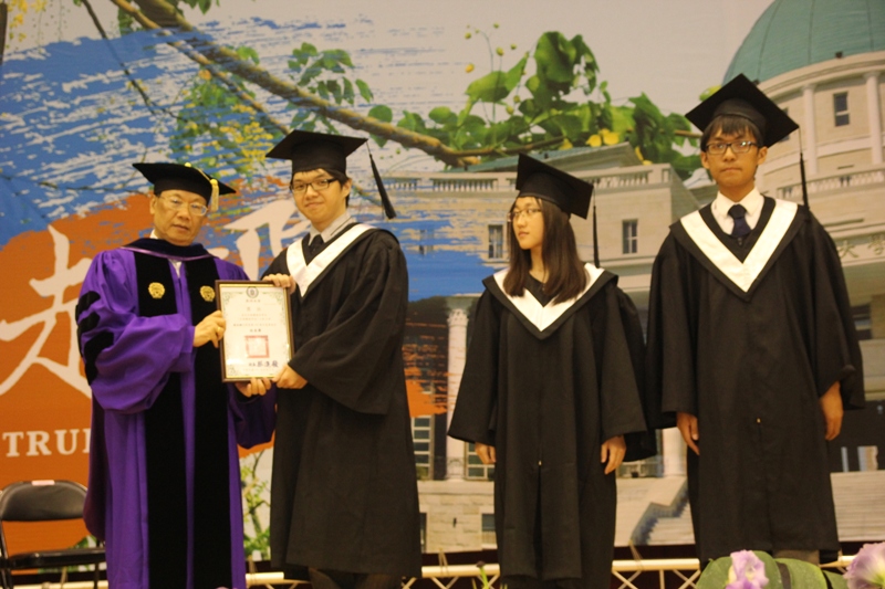 亞洲大學校長蔡進發(左一)頒發獎狀給獲獎畢業生