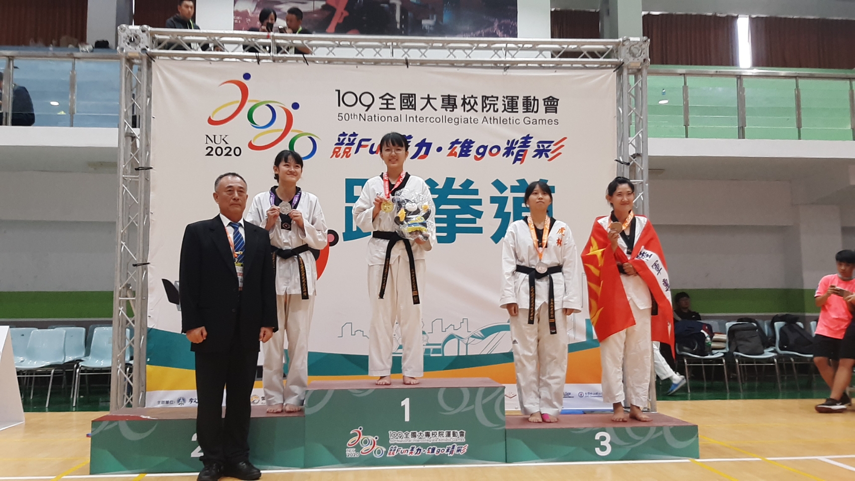 杜昀靜參加今年全大運，11月2日獲女子53至57公斤級跆拳道金牌，頒獎時留影。