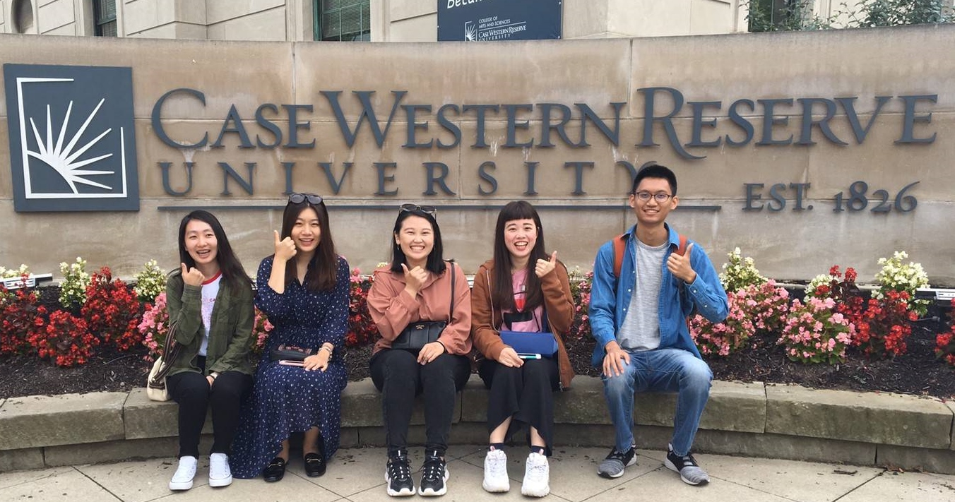 護理系李曉昀同學(左一)與護理系同學一起到美國Case Western Reserve University國際護理實習，合影。