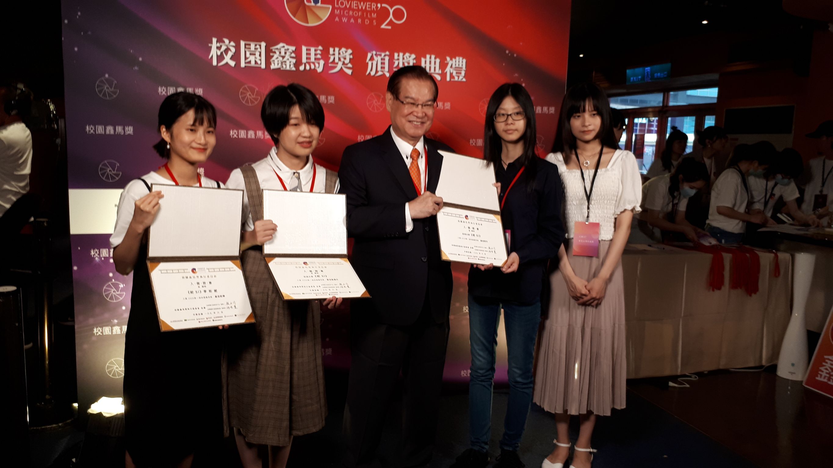 亞洲大學數媒系「格子好短」劇組4位學生製作的《祀Si》畢業專題作品獲獎，上台領獎