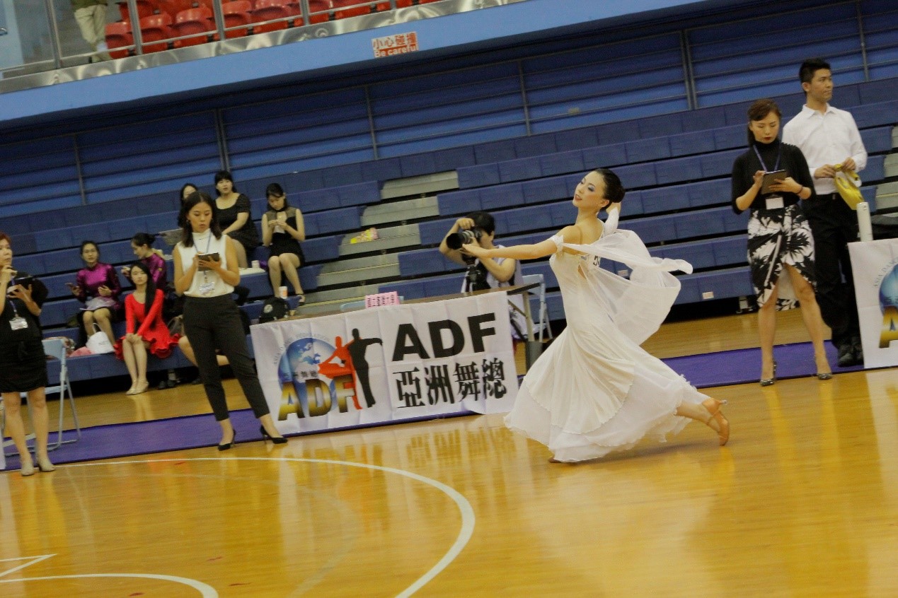亞大運動舞蹈校隊舞者曹倚綾在單人組「維也納華爾滋」比賽現況。