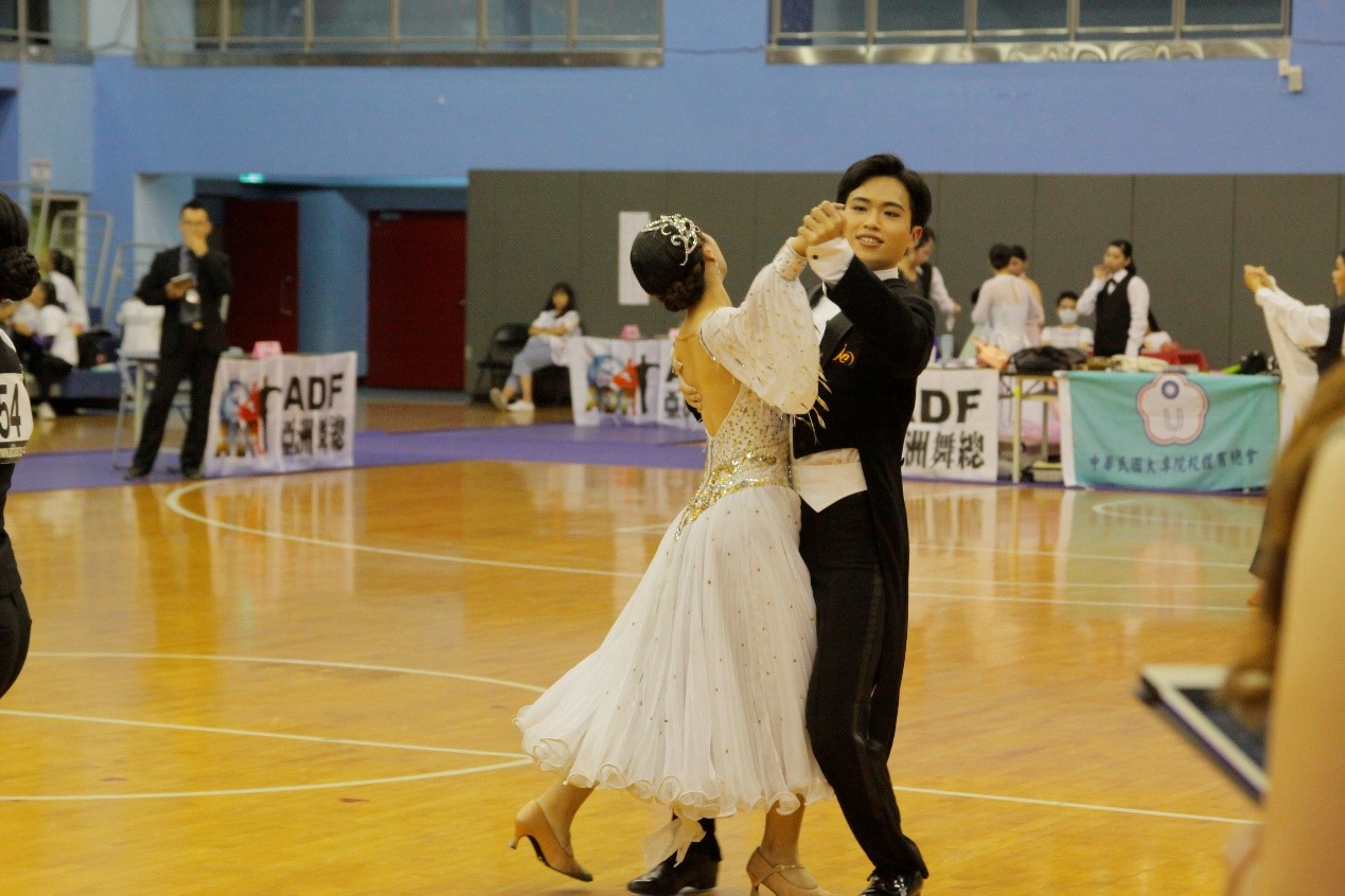 亞大運動舞蹈校隊副隊長楊秉憲、舞伴張宜婷在新生兩項組「Slow 探戈」比賽現況。