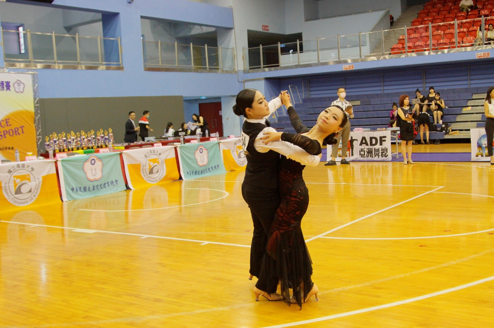 亞大運動舞蹈校隊隊長阮郁霖、舞伴張至伶在淑女摩登組「華爾滋」比賽現況。