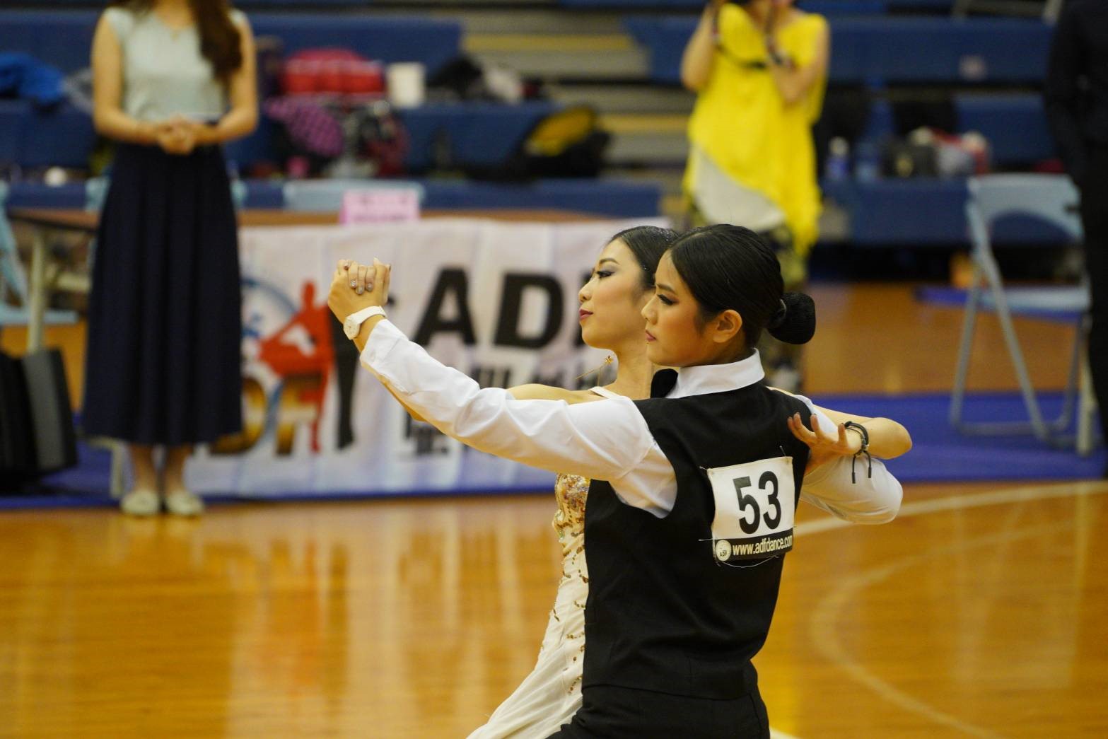 亞大運動舞蹈校隊舞者張梓晴、蔡婉瑜在新生單項組「Slow 探戈」比賽現況。