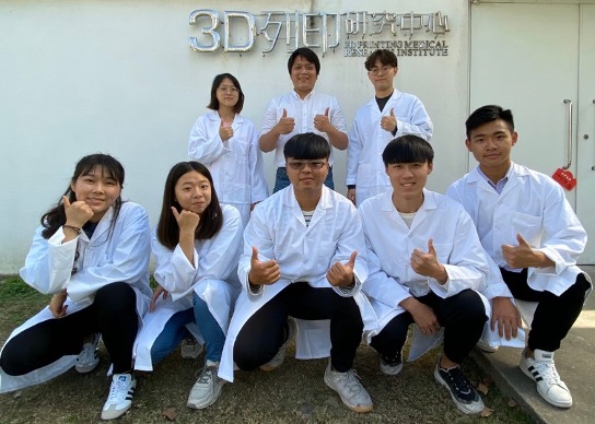生醫系郭哲男老師(後排中)與獲獎的兩個學生團隊合影。