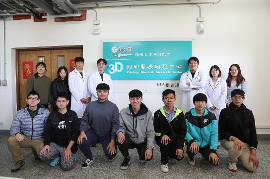 生醫系郭哲男教授與其研究團隊在中亞聯大3D列印醫療研發中心合影。