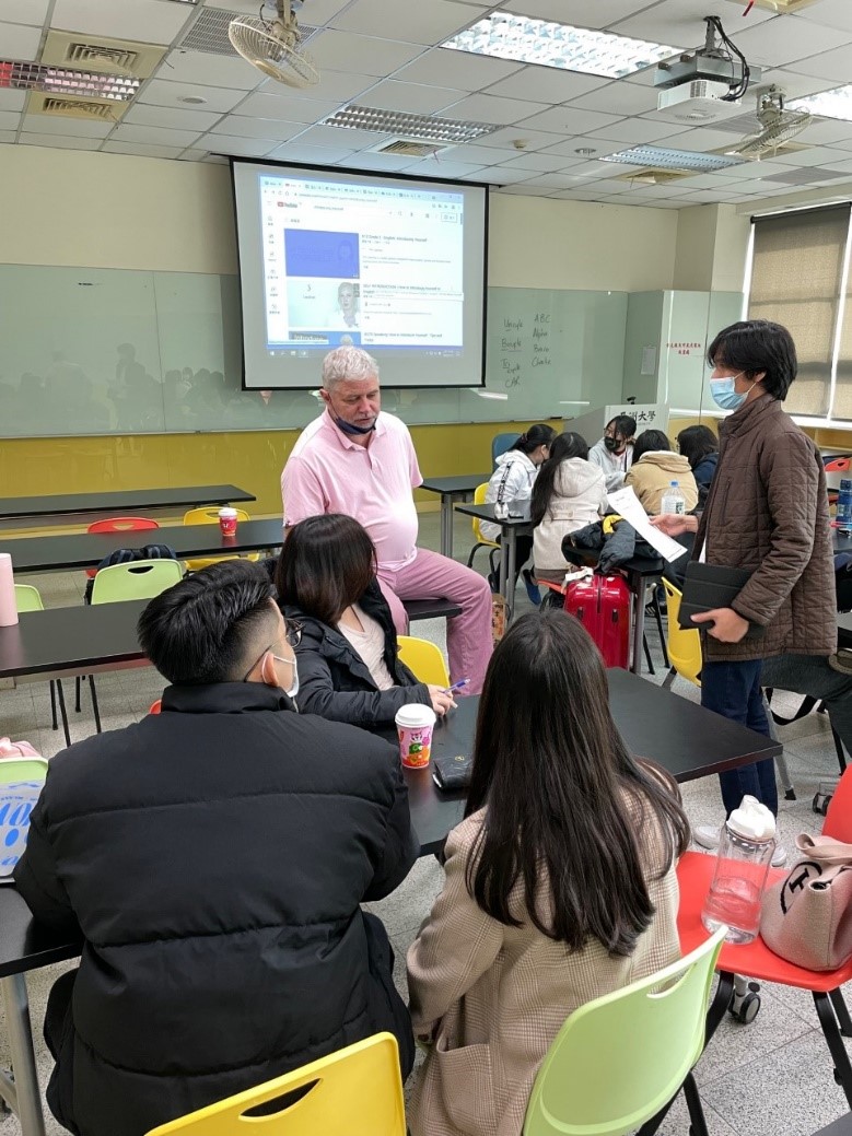 參加亞大「寒假英語文溝通能力密集訓練營」的同學，與外籍教師分組討論