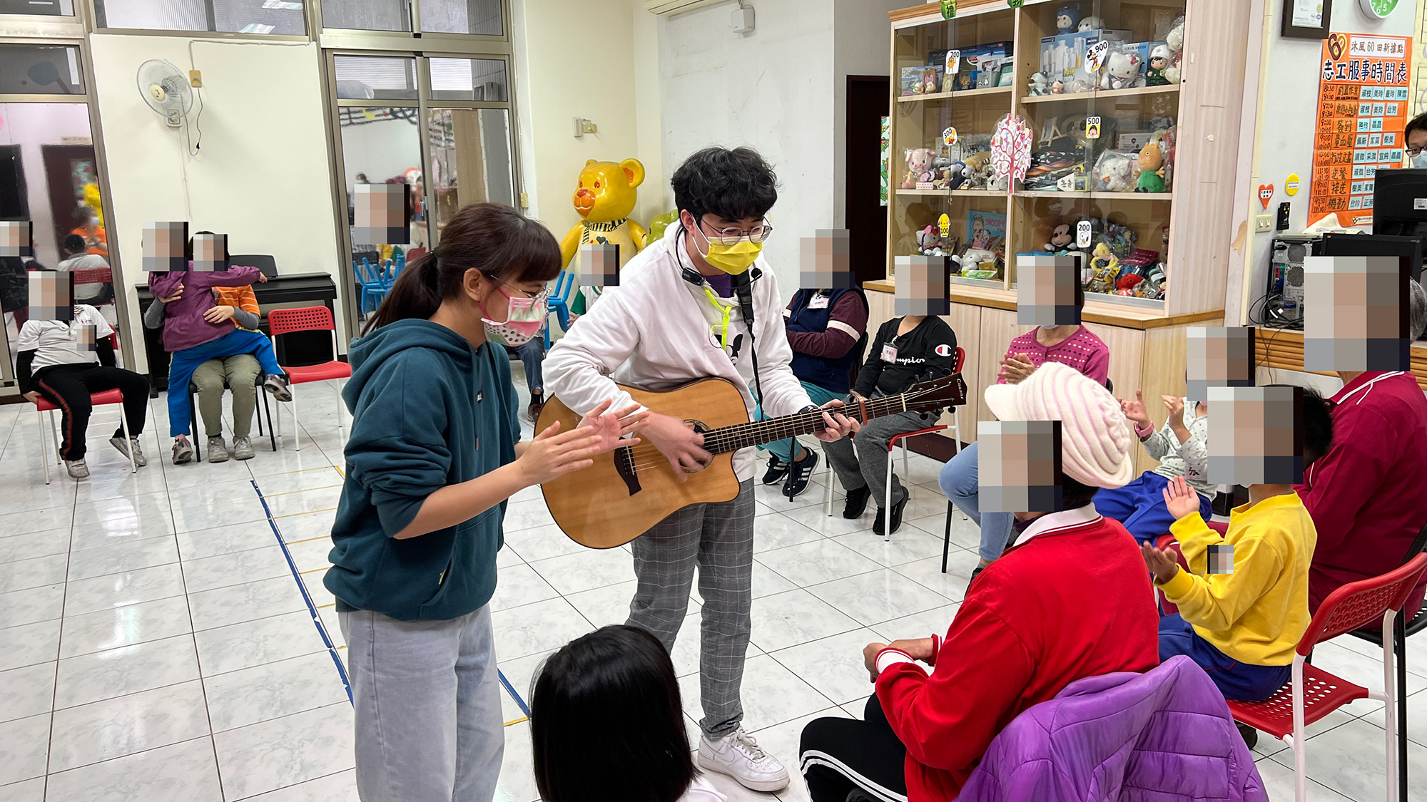 参加音乐治疗工作坊进阶班学生，至沐风关怀协会以音乐治疗活动介入老幼共学族群