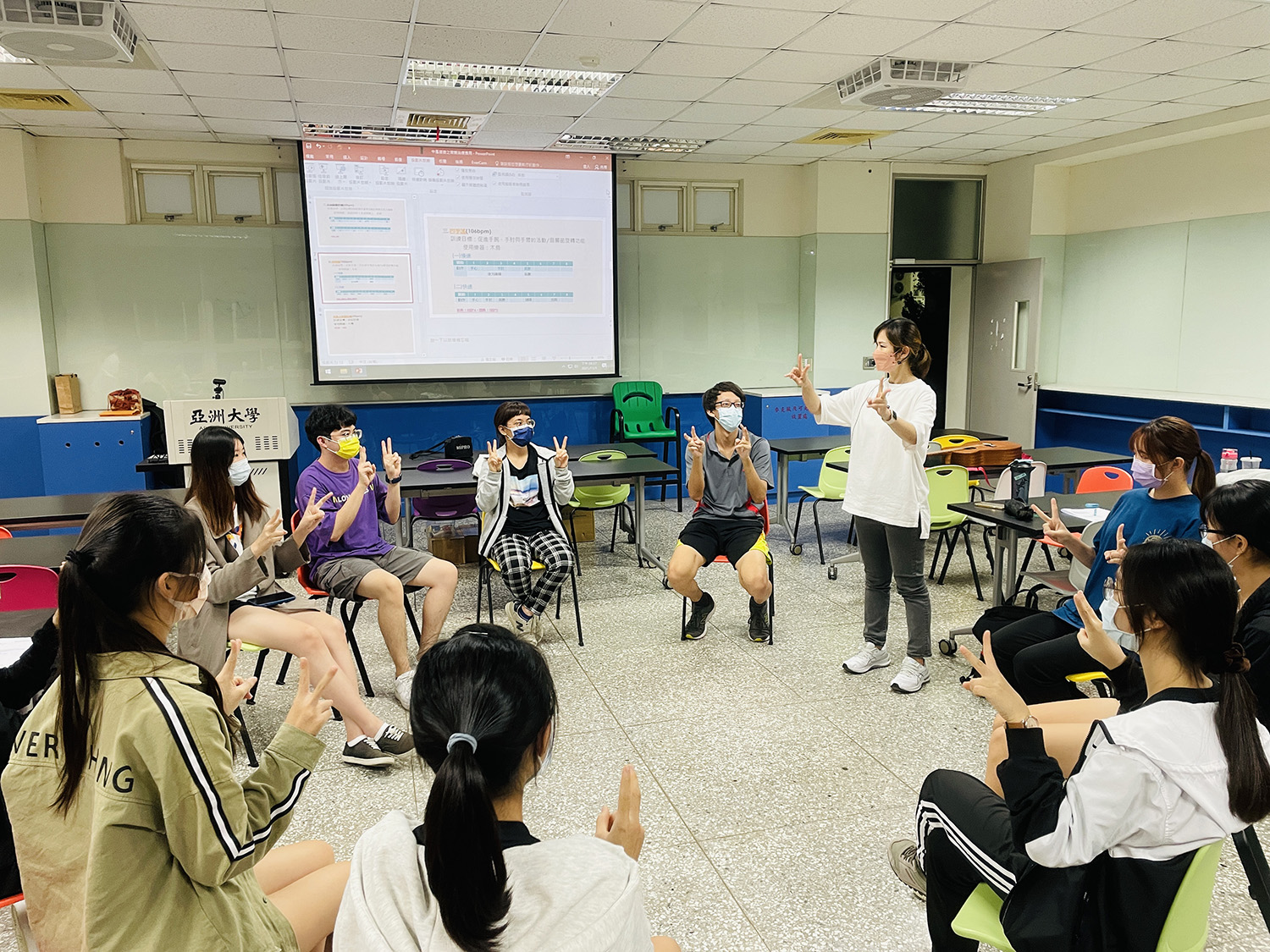 「音乐辅助身心照顾专业协会」理事长赖香芸，教授学生如何结合音乐与复健动作，设计帮助失智长者改善认知退化