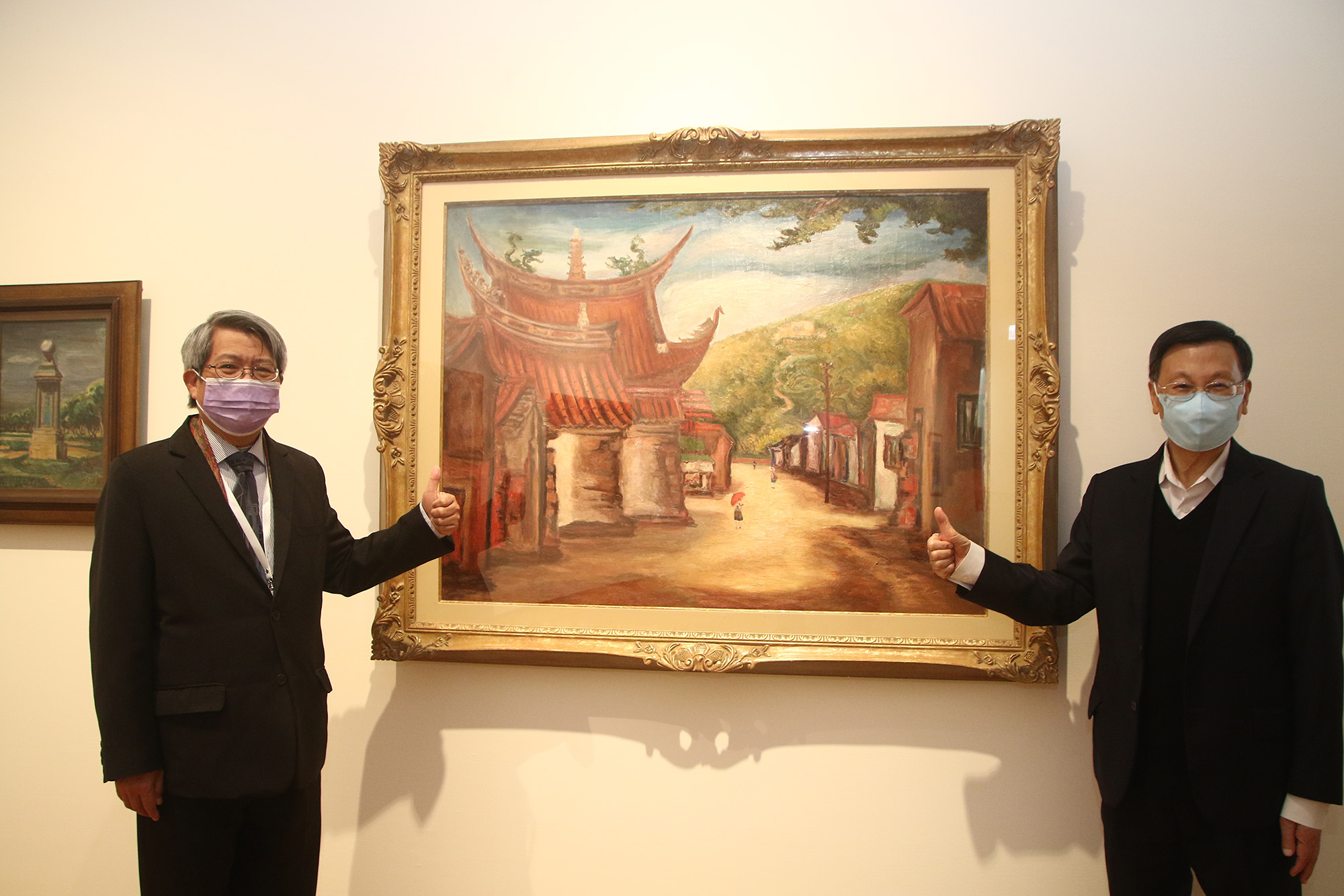 亞大校長蔡進發(右)、亞美館館長潘𥛮(左)，推薦民眾來亞美館參觀前輩畫家陳澄波的作品「古鎮」