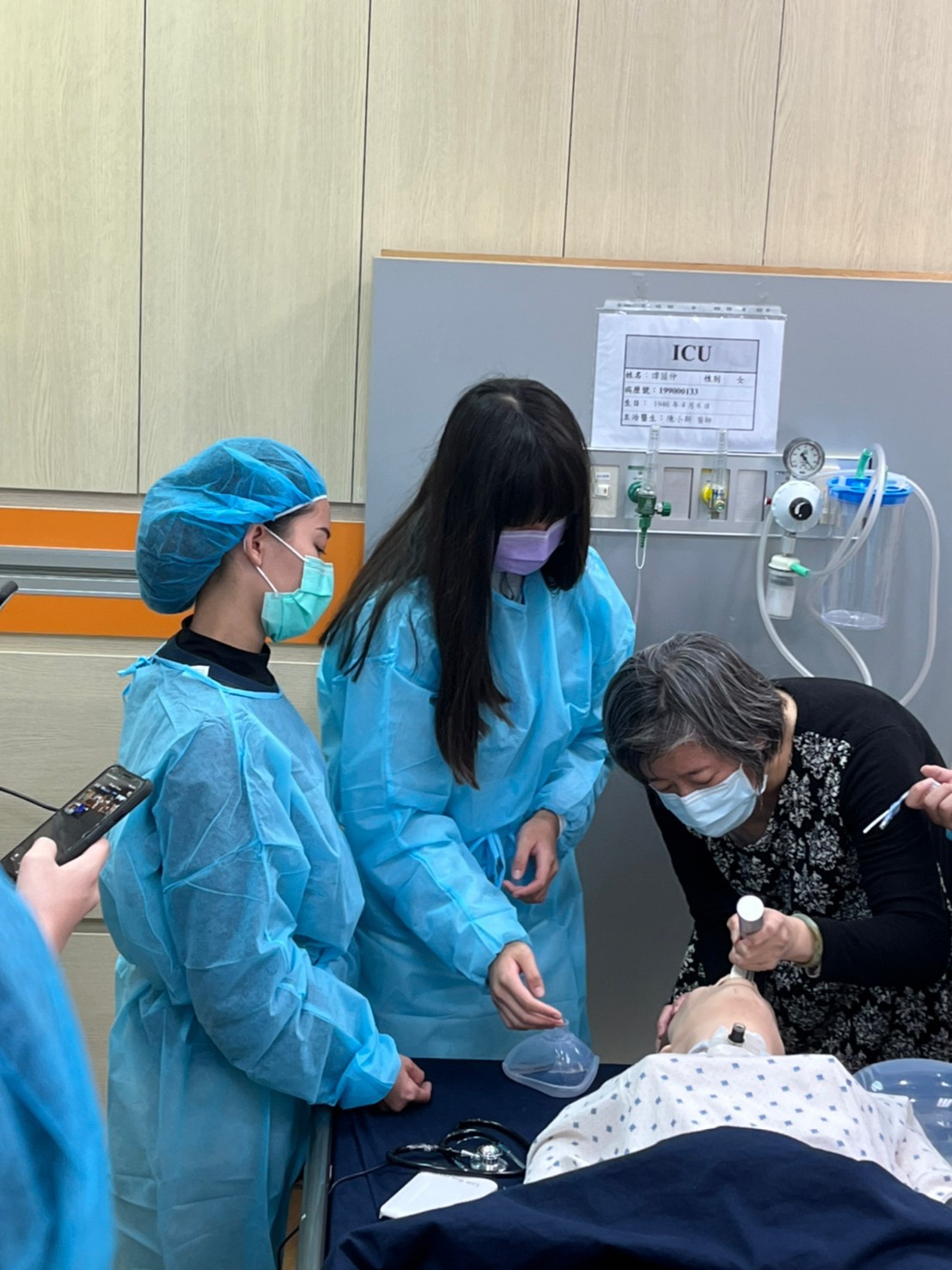 參加亞大「AI醫療專題實作營隊」的高中生，參觀亞大護理學院iWard智慧病房，學習如何用擬真人練習插管