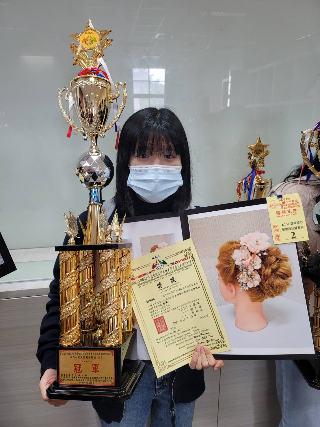 時尚系2年級郭俐瑢同學以「婚紗髮型」為題，獲得婚紗髮型設計靜態組冠軍