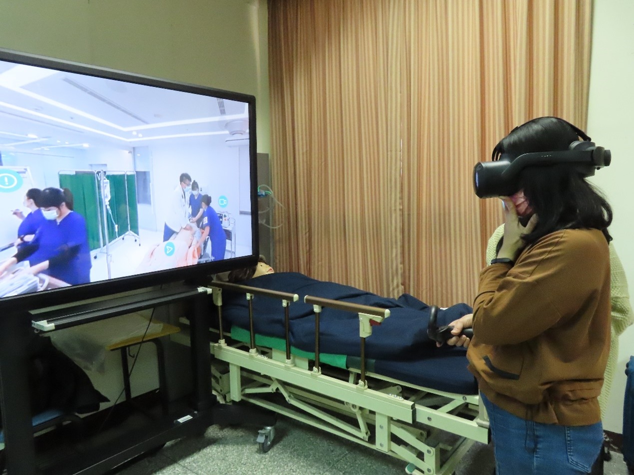 護理學院教師使用HTC VIVE一體機頭戴式顯示器，體驗緊急救護VR沉浸式學習