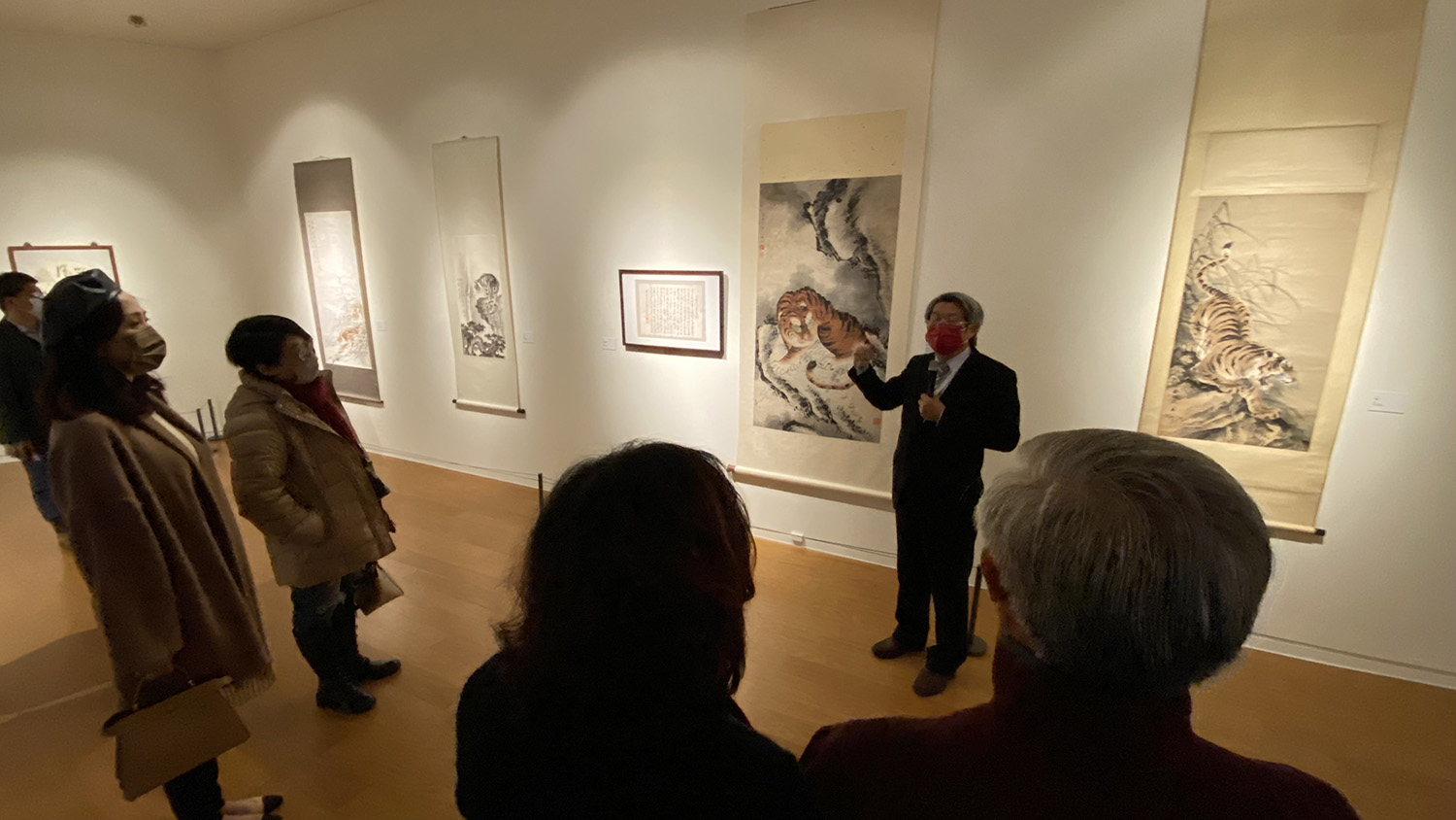 亚美馆馆长潘襎(面对镜头者)带领观展者,参观「老虎不老,福虎生风-2022史博虎年特展在亚大」的展品