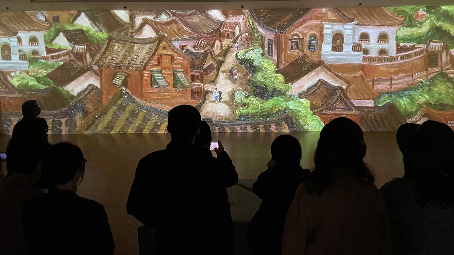 亞美館館長潘襎帶領觀展者，體會亞大創意設計學院師生運用VR科技做出的沈浸式展區，神遊「虛擬實境」的藝術世界