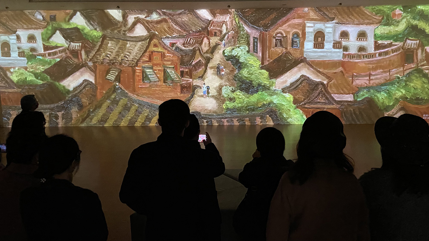 亚美馆馆长潘襎带领观展者,体会亚大创意设计学院师生运用VR科技做出的沈浸式展区,神游「虚拟实境」的艺术世界