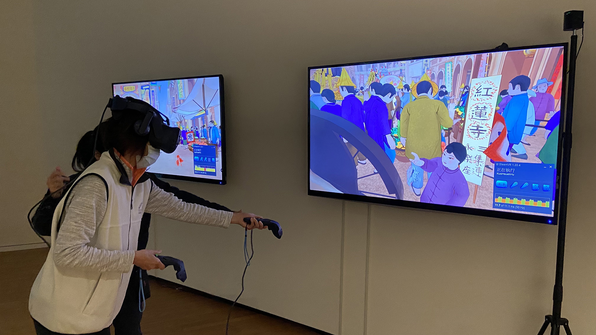 參觀「望鄉三態」的民眾戴上VR頭盔，手持VR搖桿，走入郭雪湖的畫中世界，體驗1930年代大稻埕繁榮的「藝術元宇宙」