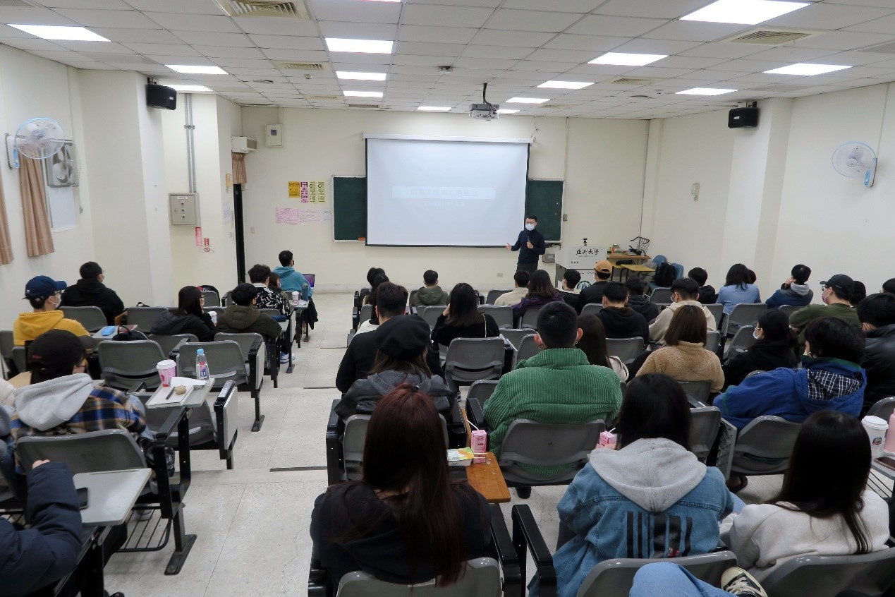亞大創業學程學生聆聽郭培聖總監，講解創業實踐模式
