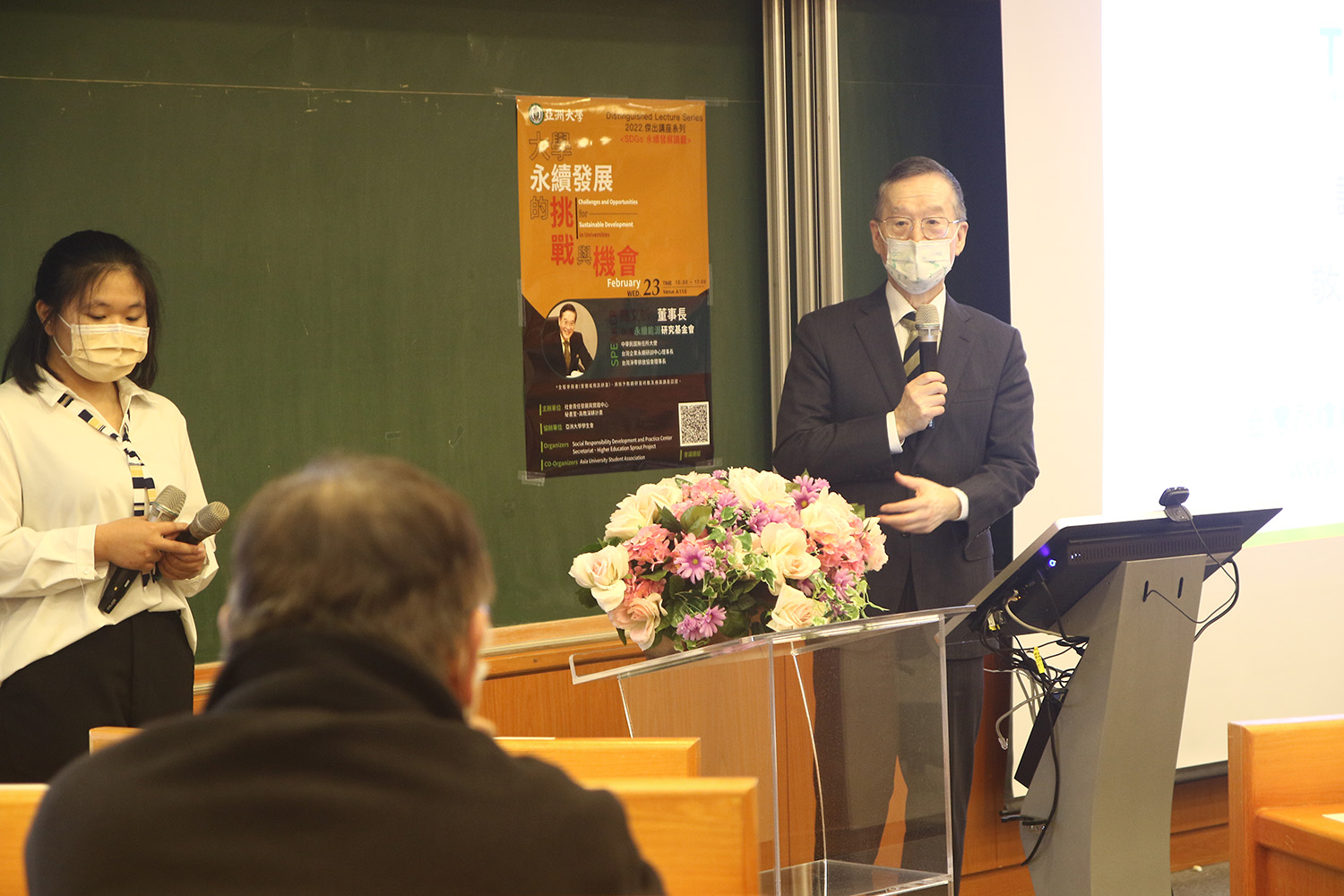 台灣永續能源研究基金會董事長簡又新博士(右)演講「大學永續發展的挑戰」，會中接受提問