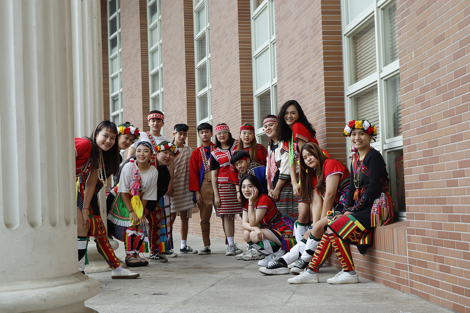 就讀亞大的原民同學穿著自己族群的傳統服飾拍照