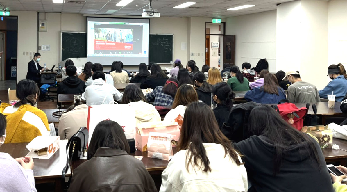 亚大商设系同学聆听英国密德萨斯大学亚太区国际教育部经理袁瑛琦 (Kay Yuen)，于香港透过线上介绍3+1双联学士学位、五年贯4+1双联硕士学位等修业规划