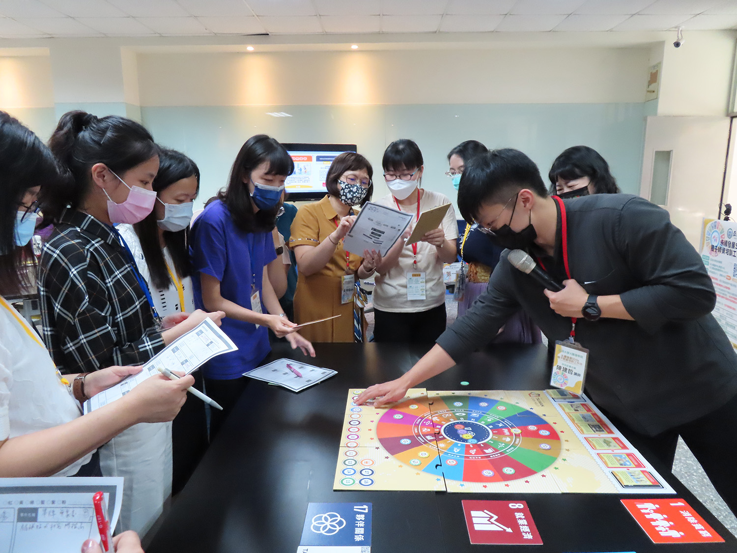 好氏社會企業共同創辦人陳建哲(右)，帶領各組師生進行SDGs桌遊「我們的福爾摩沙」體驗學習