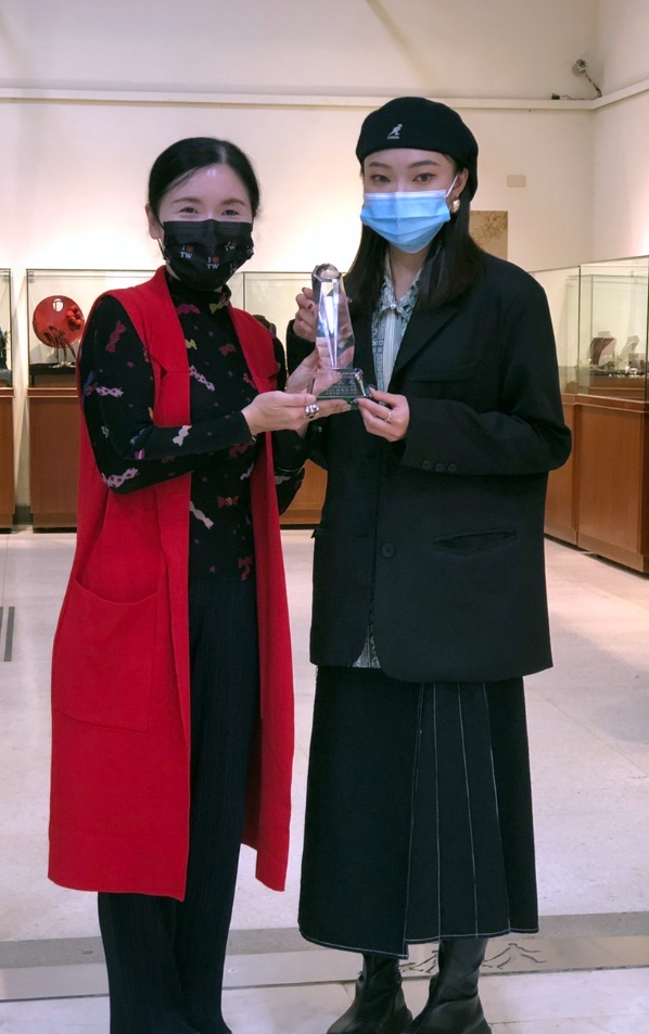 時尚系主任林青玫(左)頒獎給第三名葉子渝同學