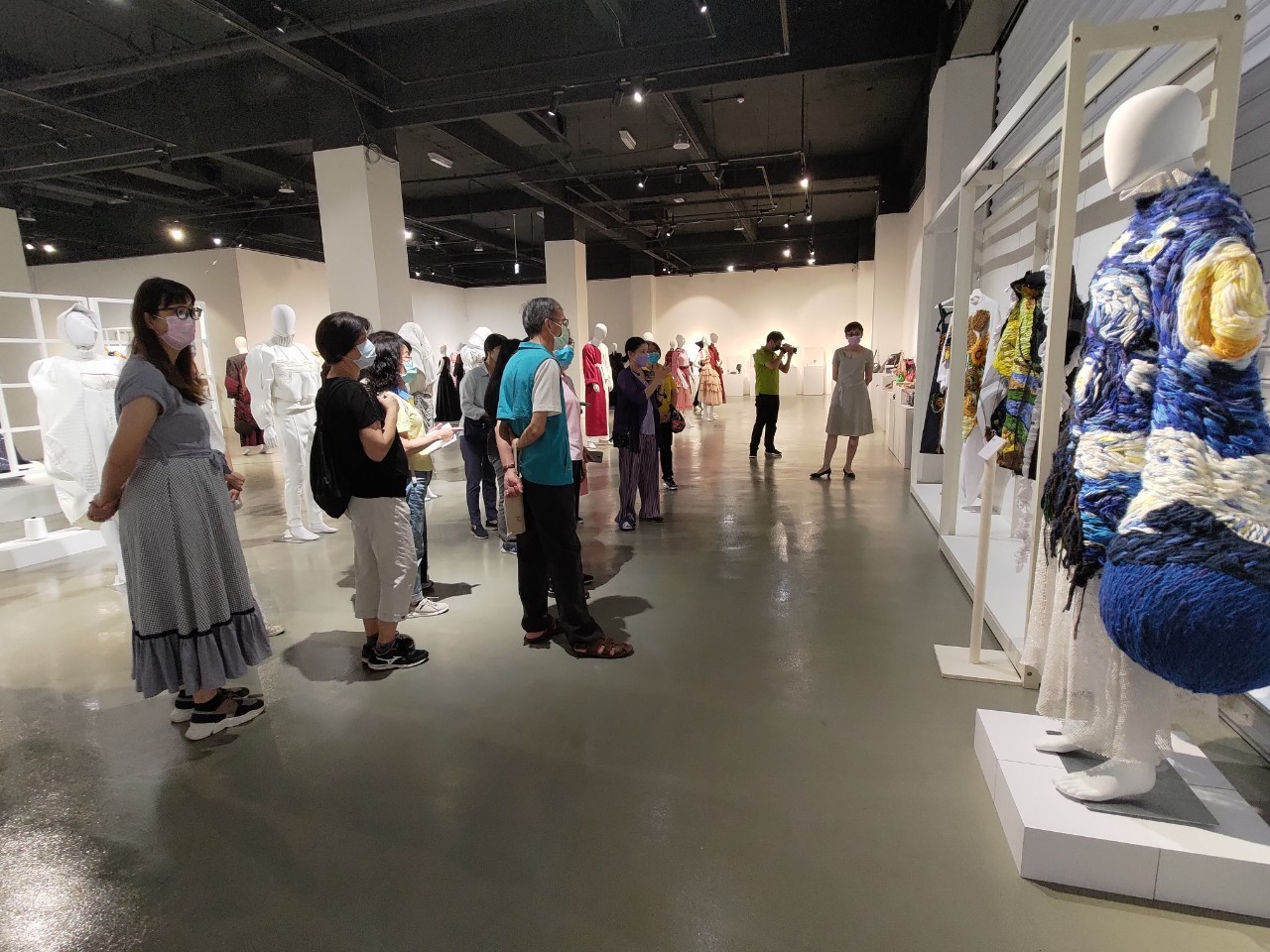亞大時尚系師生聯展，在台中市纖維工藝博物館展出，吸引許多民眾觀展