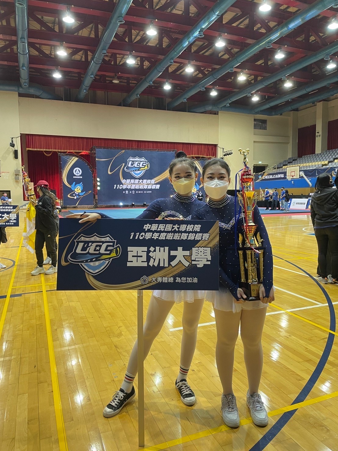 亞大競技啦啦隊彩球組組員洪翊菱（左）、張宸瑜同學，勇奪彩球雙人組金牌