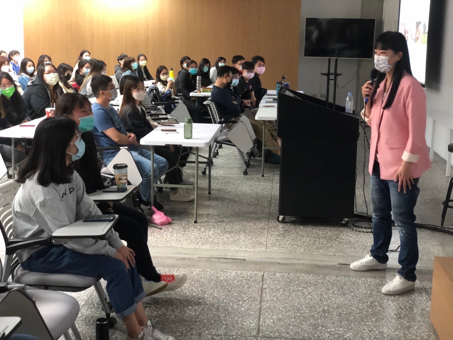 JINS台灣總經理邱明琪鼓勵在座同學「人生不設限」，激發學生思考未來在視光職場，如何挑戰自己