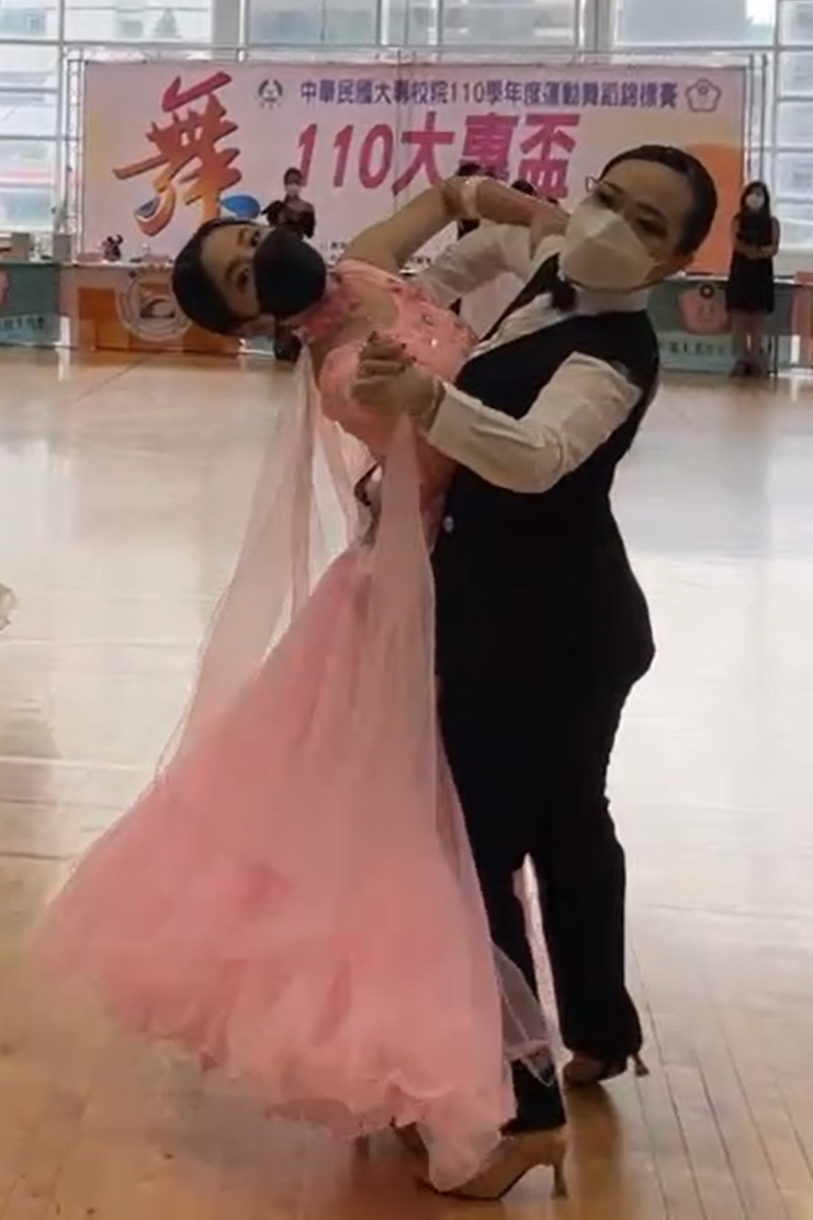 亞大運動舞蹈隊隊員葉禾薏、舞伴王馨苡在新生單項組「華爾滋」奪亞軍