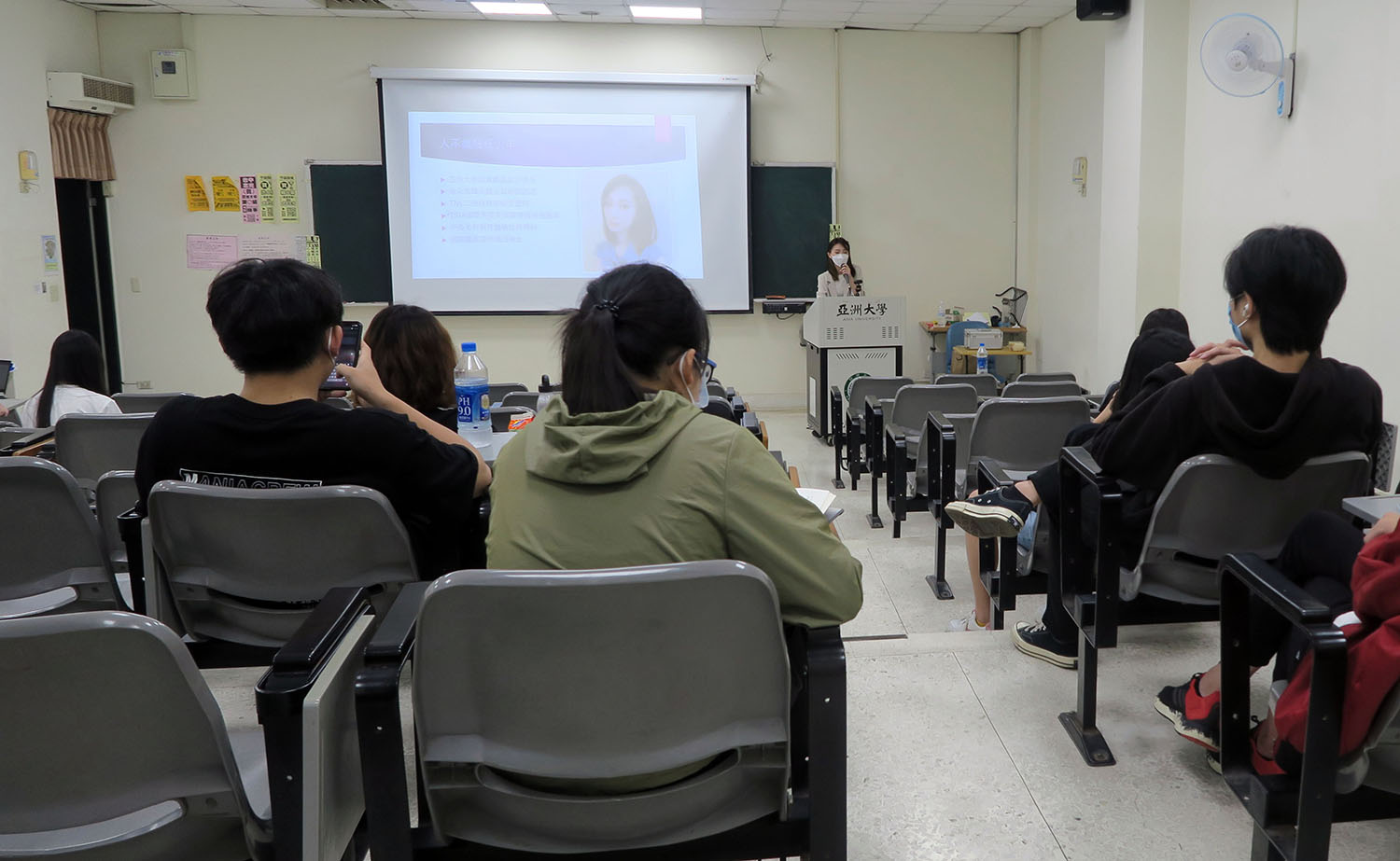 亞大創業學程學生聆聽姚雅馨總監，講解美容創業實踐模式