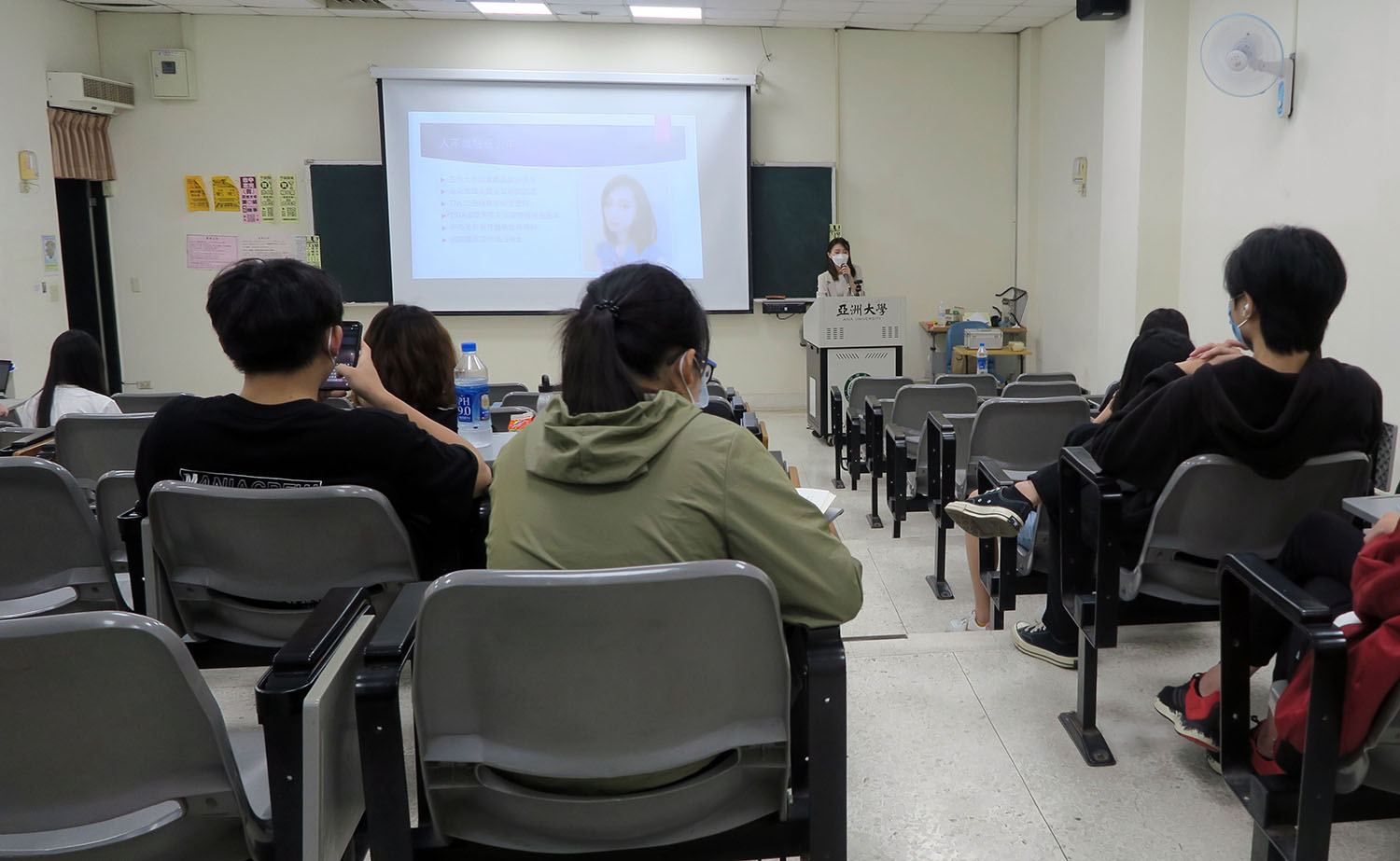 亚大创业学程学生聆听姚雅馨总监，讲解美容创业实践模式