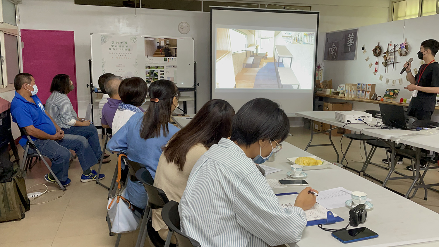 室设系大二学生(右，拿麦克风者)报告设计方案