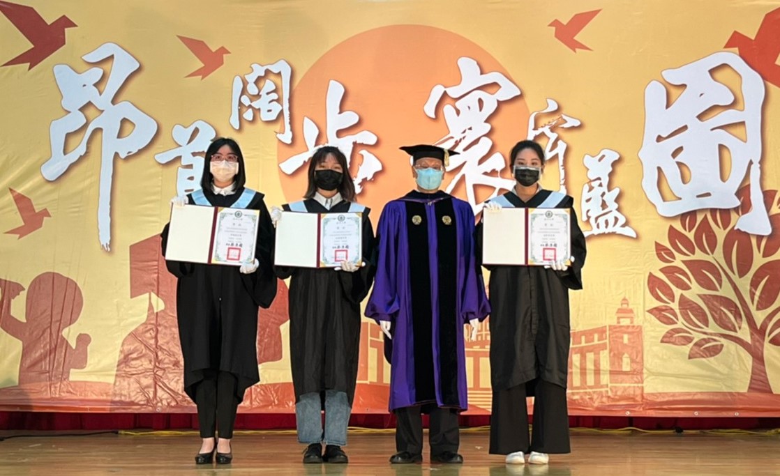 校長蔡進發頒發林增連創辦人獎，給幼教系林孟誼(左起)、時尚系張欣珮、聽語系關嘉萾同學等3人