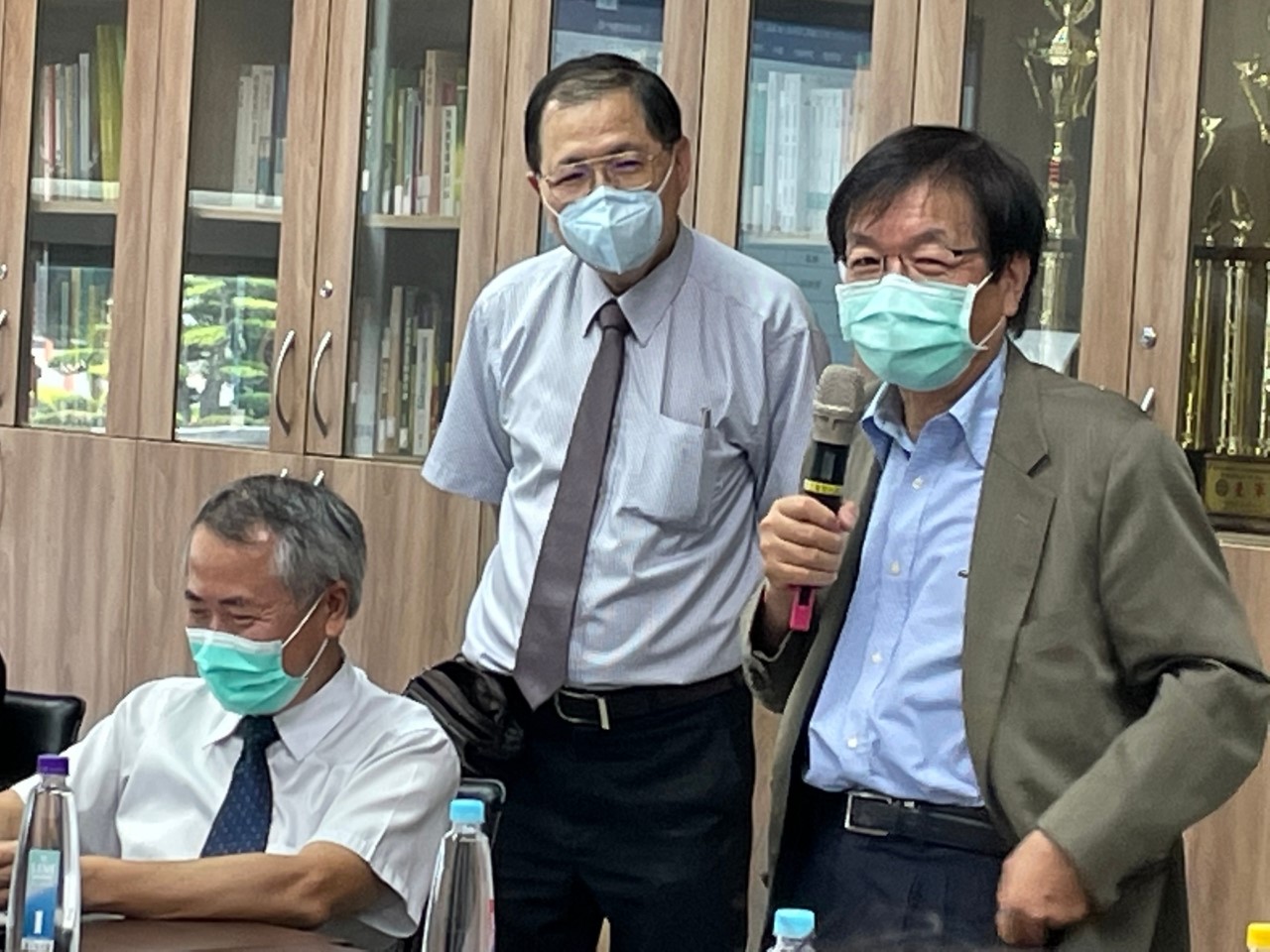 (由左而右)第6屆理事長陳維恭、第5屆理事長陳安琪、第1屆理事長彭慶添，分別發表對亞大校友會的期許