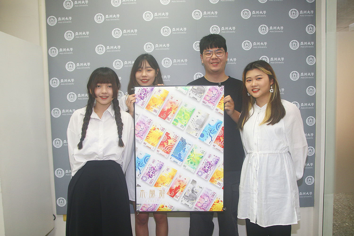 (由左至右) 亞大商設系黃盈潔、謝家齊、劉晉辰、許紜禎 4名同學，勇奪德國紅點(Red dot)設計概念獎
