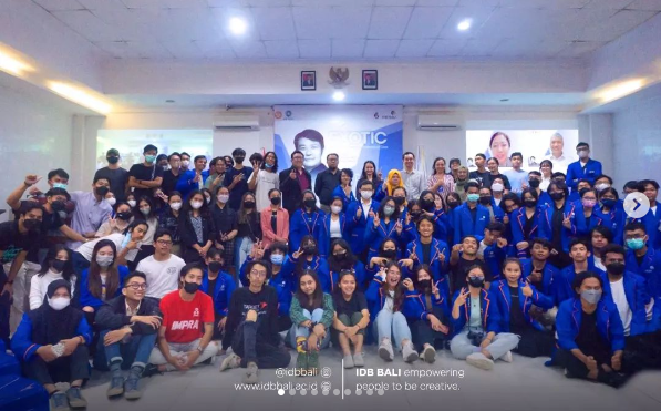 圖為印尼峇厘設計大學視傳系、室設系師生，跨國視訊課程開幕式