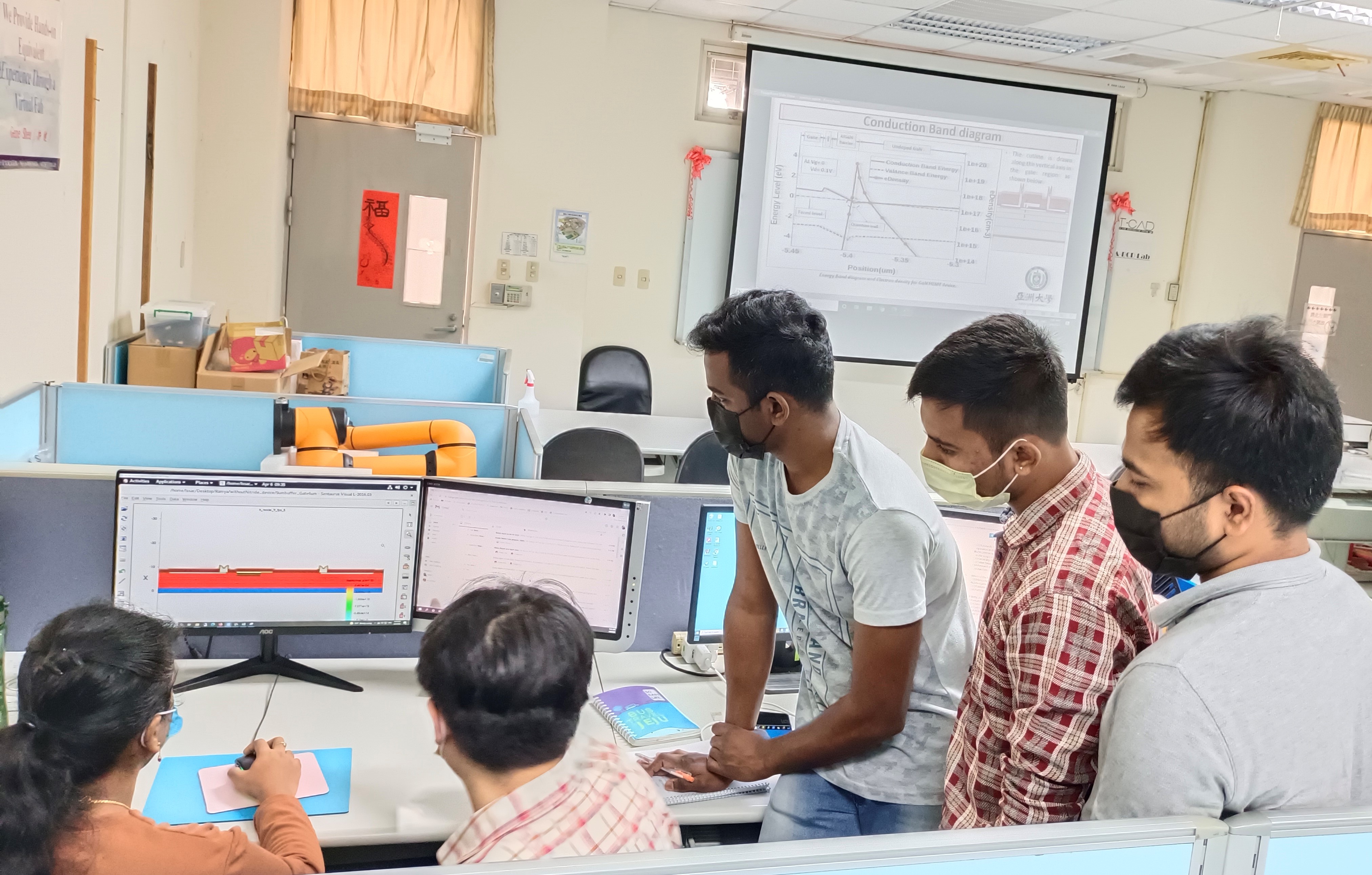 圖為亞大「半導體研發菁英人才專班」，近3年間共培育了12位印度籍學生