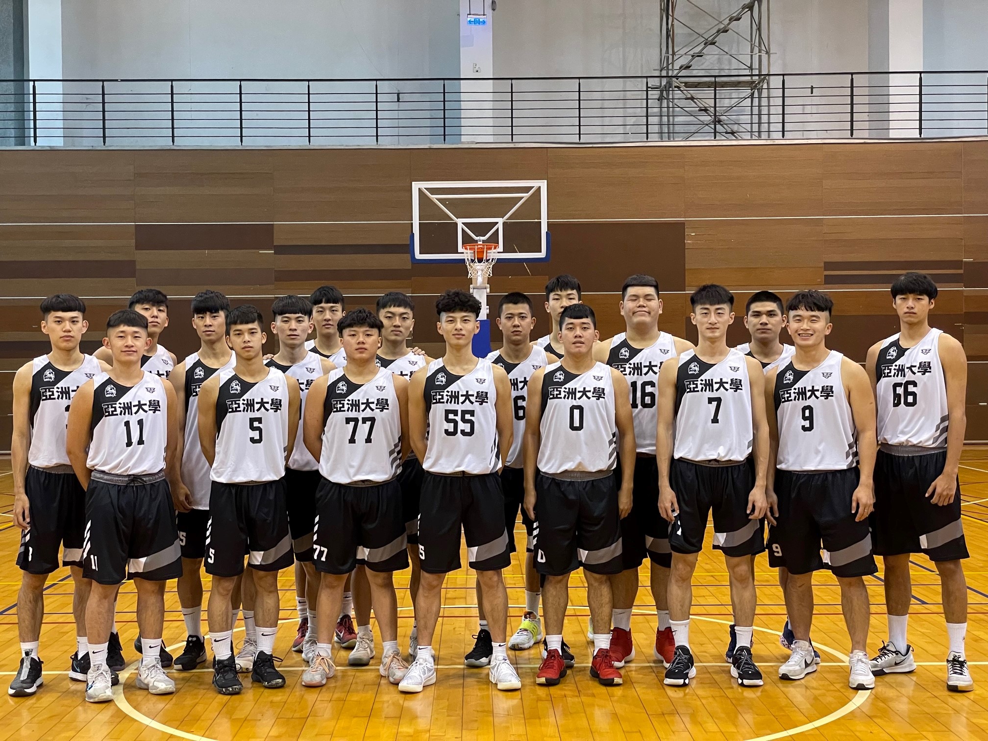 圖為江尚謙(前排右3)擔任亞大籃球隊隊長，連續2年打進大專聯賽16強