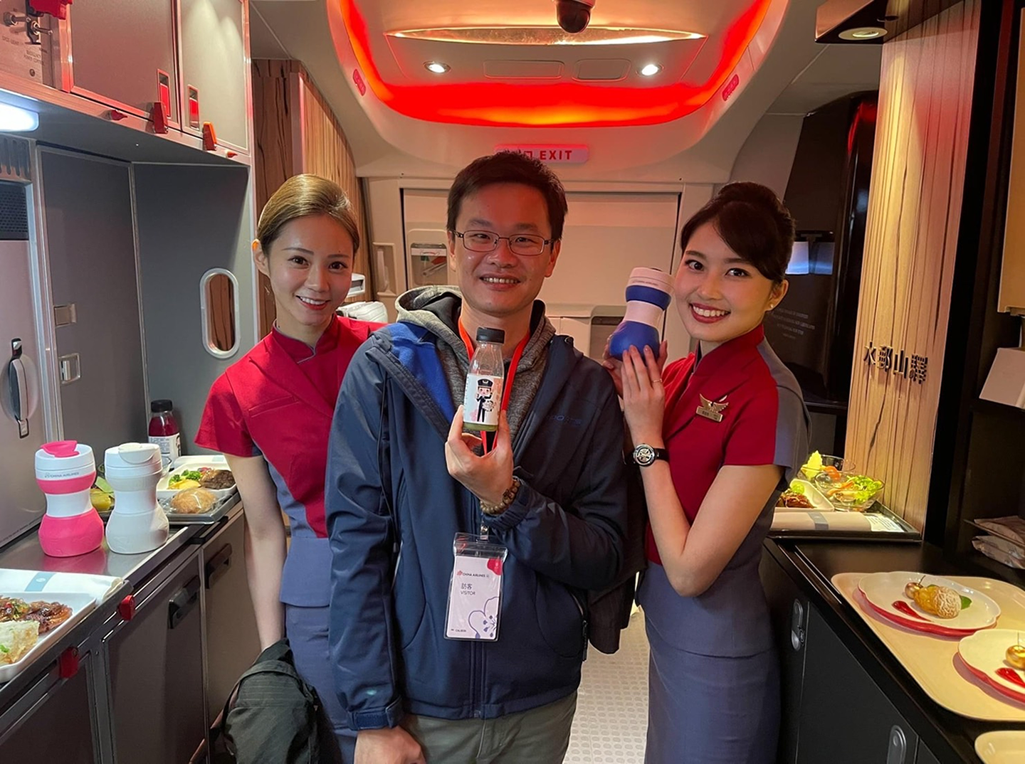 图为外文系友庄礼扬(中)创冷压蔬果汁品牌，还打入航空业，成为中华航空商务舱指定迎宾饮料