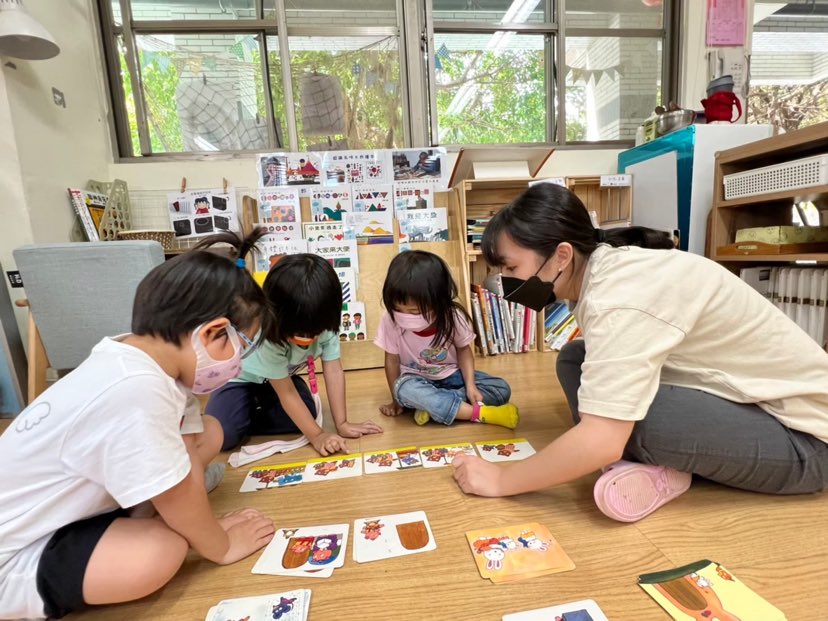 圖為亞大幼教系畢業生李佩樺，今年應屆考上公幼教師