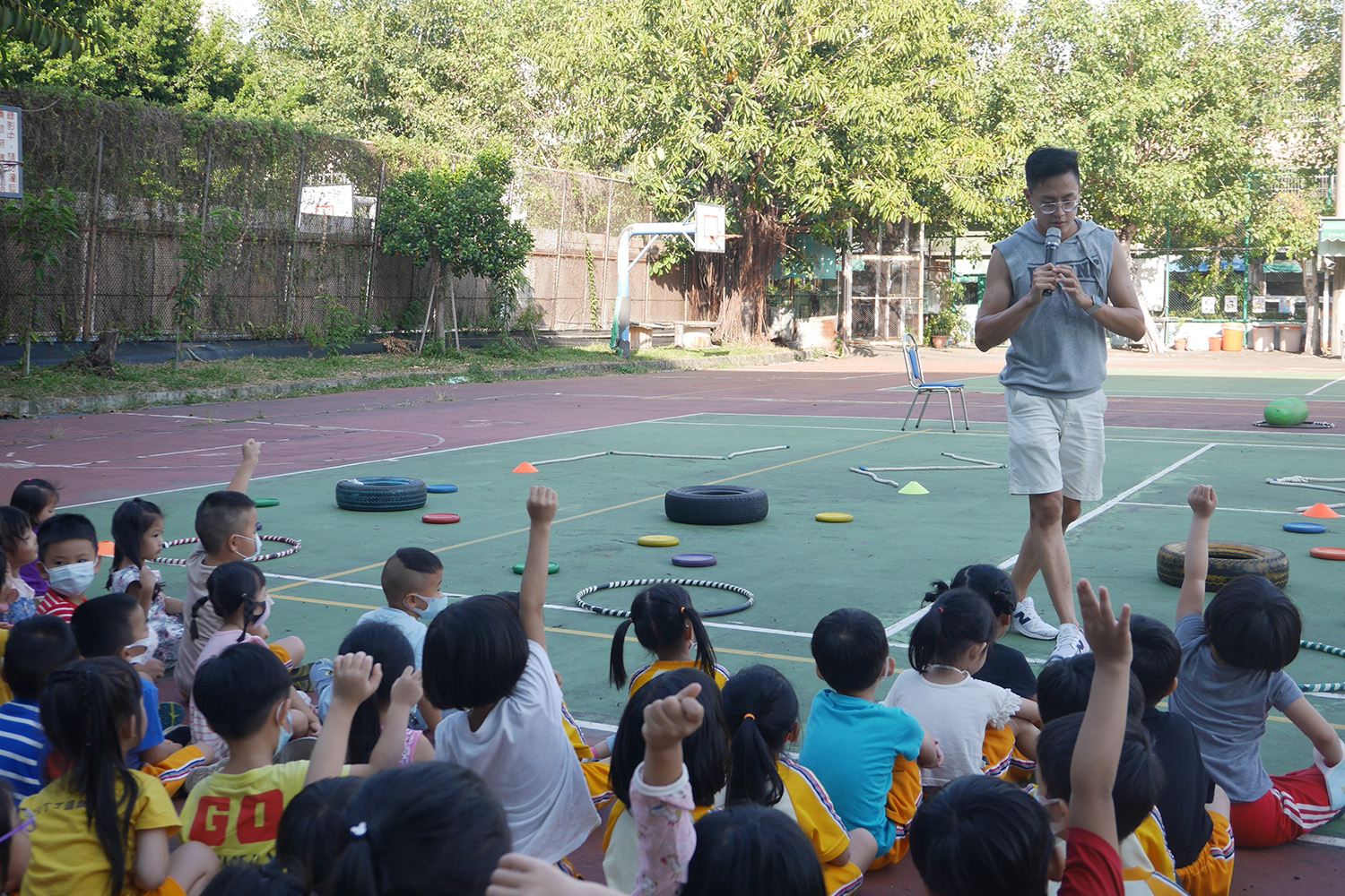 圖為亞大幼教系畢業生陳冠維，是少數能進到公幼的男教師