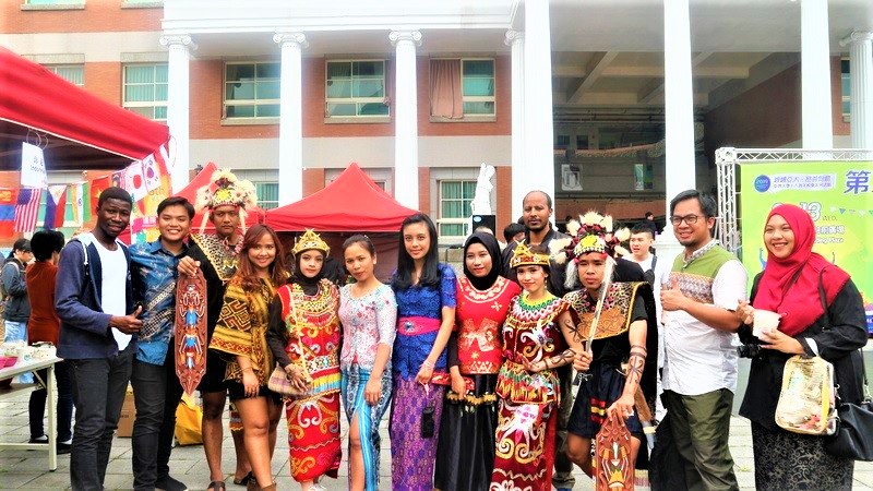 圖為到亞洲大學就讀的外籍生各國代表，穿著該國傳統服飾，踴躍參加國際嘉年華會，氣氛熱絡
