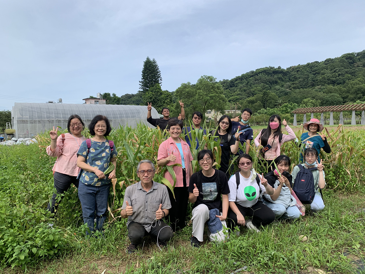 圖為亞大國際NGO研究中心師生，在思凡自然農園，體驗社會性農場的特殊性