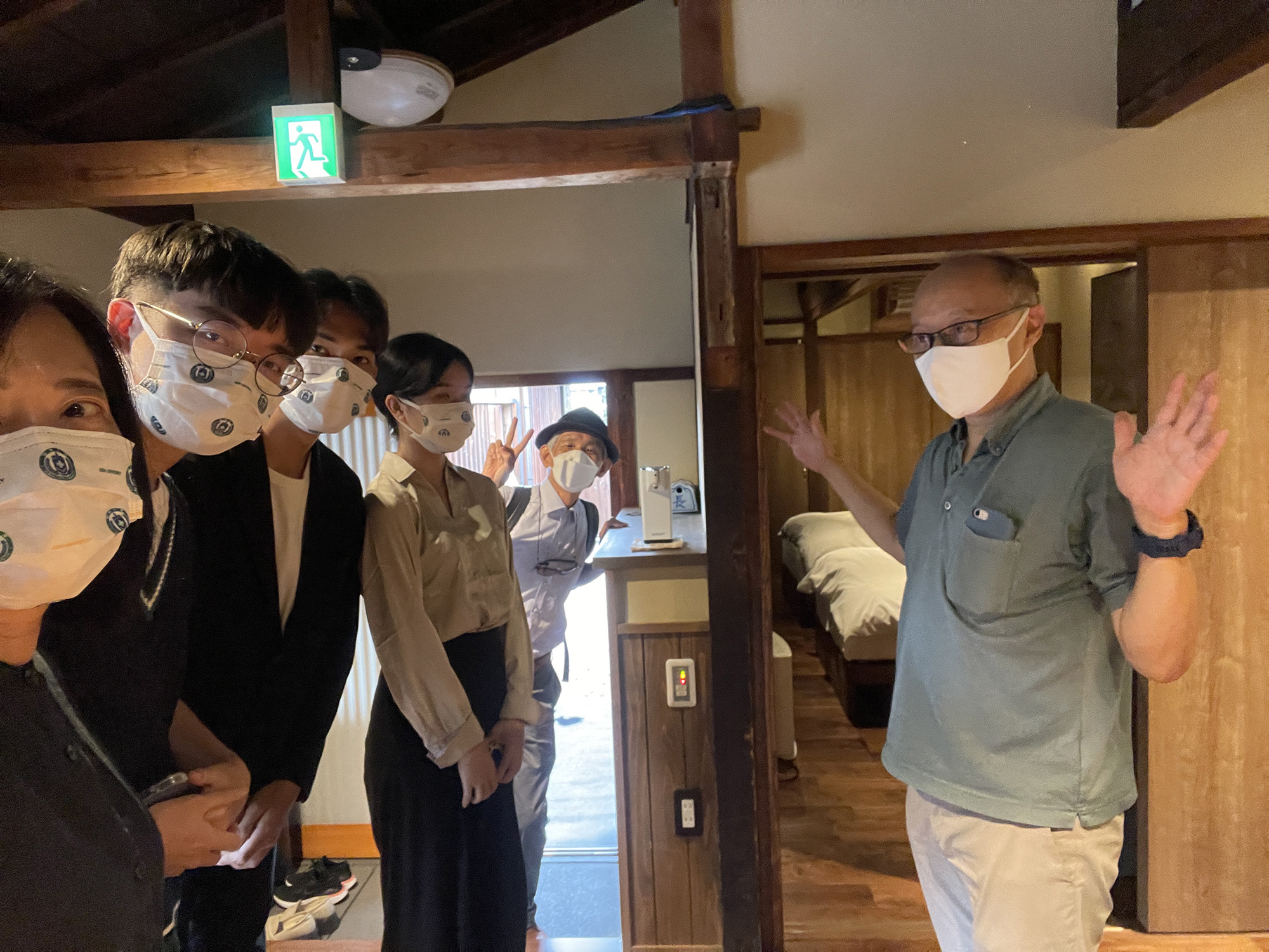 圖為亞大室設系(左1到左4)林佳慧、3位同學吳洪俊、謝笙堯、林筠軒，參訪日本京都亀岡市的木構造建築，聆聽木構造講師的解說