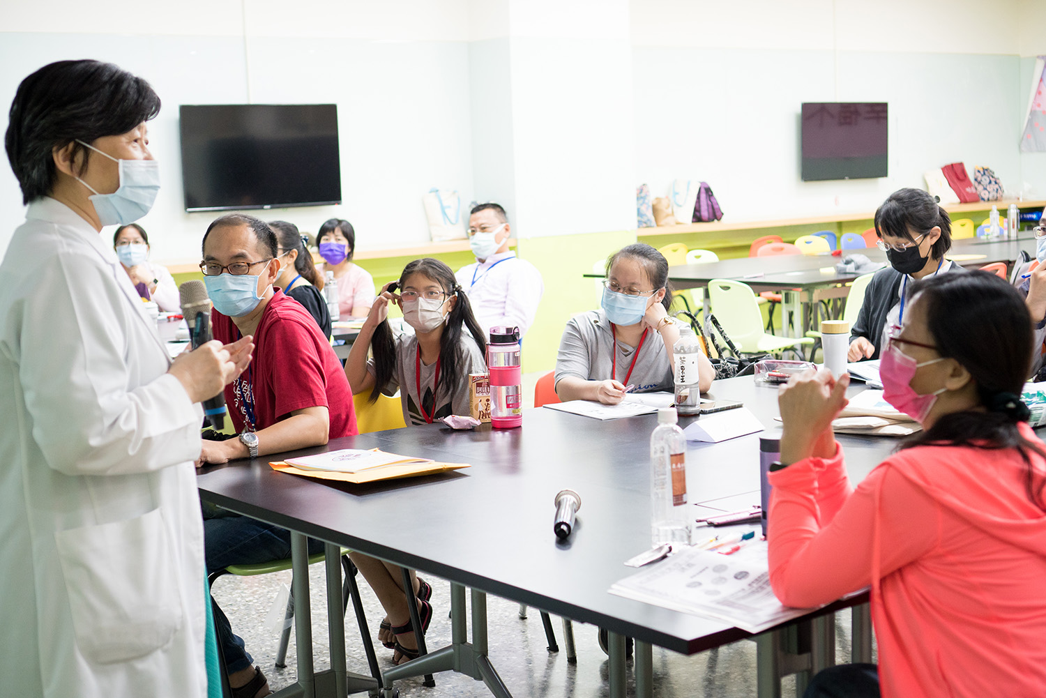 圖為亞大副校長兼網癮防治中心主任柯慧貞(左)，教導學員們如何「戒手機」，學習自制、健康上網