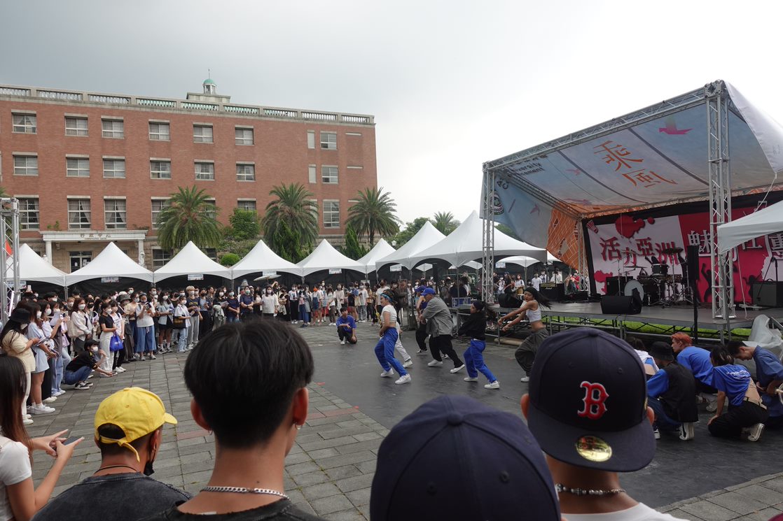 圖為亞大社團博覽會，「黑泡泡熱舞社」跳舞，吸引大批新生圍觀